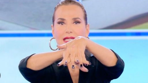 Una “lezione“ sul lavaggio delle mani della conduttrice Barbara D’Urso in televisione durante la pandemia Una “lezione“ sul lavaggio delle mani della conduttrice Barbara D’Urso in televisione durante la pandemia