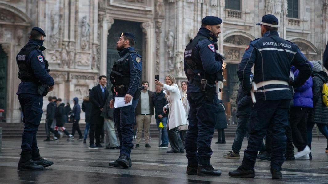 Megale parla dei fatti di San Silvestro durante la visita della delegazione di FdI "Microcriminalità problema sentito, il fenomeno migratorio va governato". La ministra Santanchè: a Milano allarme sicurezza, serve più illuminazione. Megale parla dei fatti di San Silvestro durante la visita della delegazione di FdI "Microcriminalità problema sentito, il fenomeno migratorio va governato". La ministra Santanchè: a Milano allarme sicurezza, serve più illuminazione.