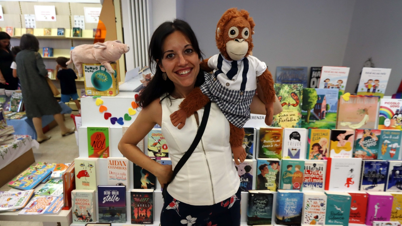 La folla che è accorsa per la festa di chiusura e Silvia Neri, una delle libraie La folla che è accorsa per la festa di chiusura e Silvia Neri, una delle libraie