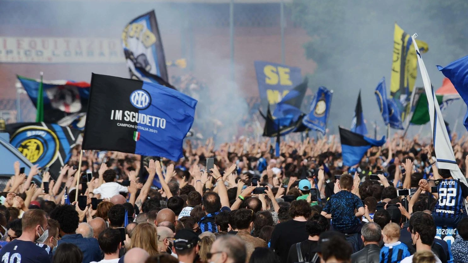 La festa dell’Inter. Otto chilometri su due pullman da San Siro al Duomo