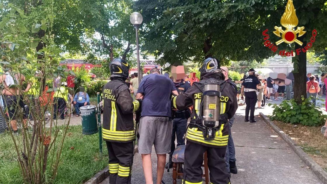 Fiamme nelle case di via Bramante. Cinquanta residenti evacuati Fiamme nelle case di via Bramante. Cinquanta residenti evacuati