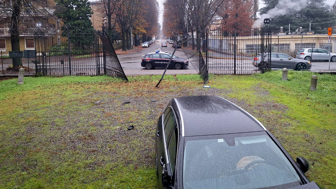Il cancello settecentesco di palazzo Soave, a Codogno, sfondato da una Mercedes Il cancello settecentesco di palazzo Soave, a Codogno, sfondato da una Mercedes