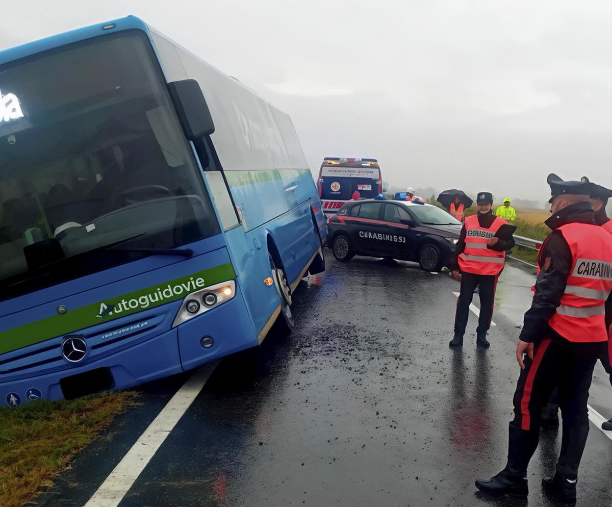 Pullman finisce fuori strada. Illesi gli studenti a bordo