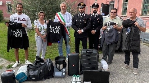 I carabinieri con il sindaco e i volontari dell'Associazione San Benedetto Onlus