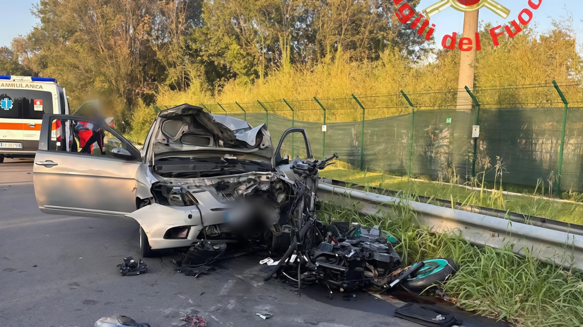 Rintracciato il 32enne protagonista del frontale con una moto e una bici. Nei guai per guida senza patente, lesioni personali, fuga e omissione di soccorso. Rintracciato il 32enne protagonista del frontale con una moto e una bici. Nei guai per guida senza patente, lesioni personali, fuga e omissione di soccorso.
