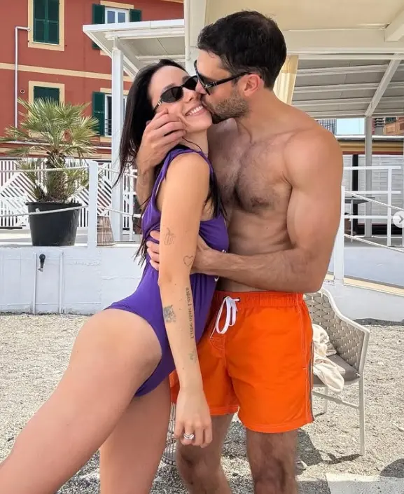 Aurora Ramazzotti e Goffredo Cerza più innamorati che mai: vacanze al mare tra baci, scherzi e focaccia Aurora Ramazzotti e Goffredo Cerza più innamorati che mai: vacanze al mare tra baci, scherzi e focaccia