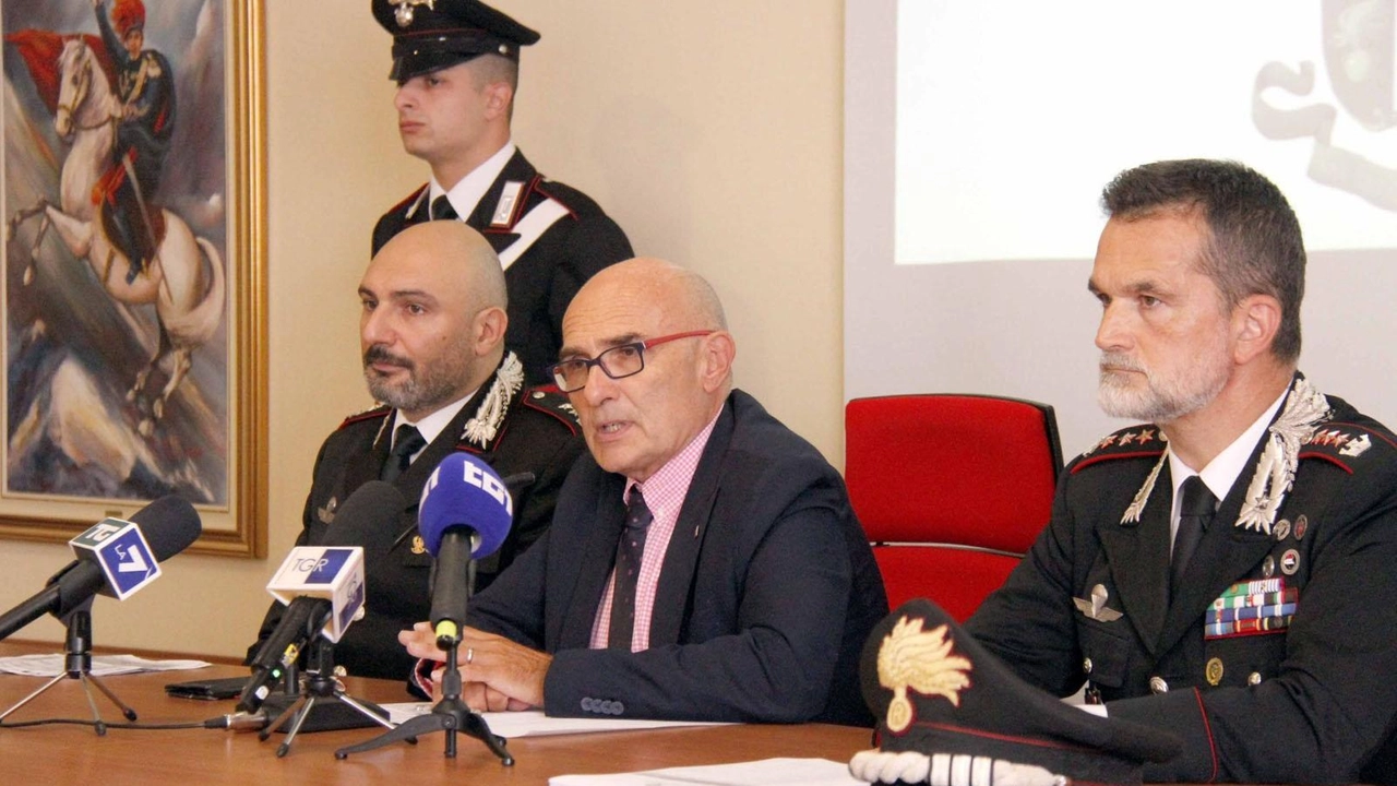 Da sinistra, il maggiore dei carabinieri Andrea Domenici, il procuratore capo di Lecco Domenico Ezio Basso e il colonnello Nicola Melidonis