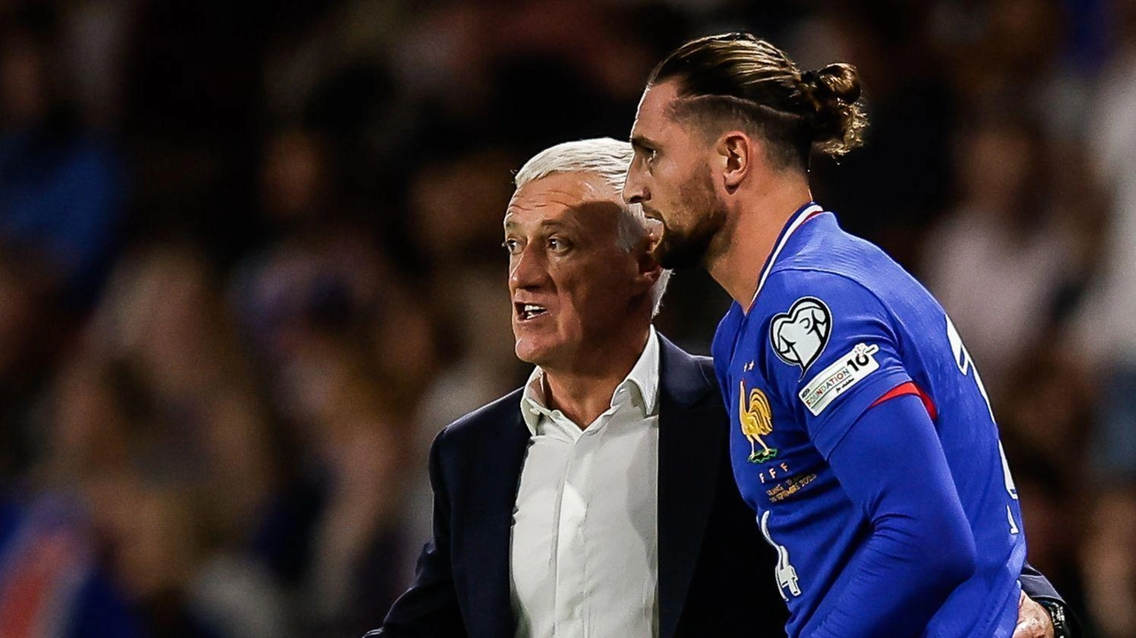 Adrien Rabiot si confronta con il ct francese Didier Deschamps Il calciatore è stato fischiato a Parigi dai tifosi della Nazionale