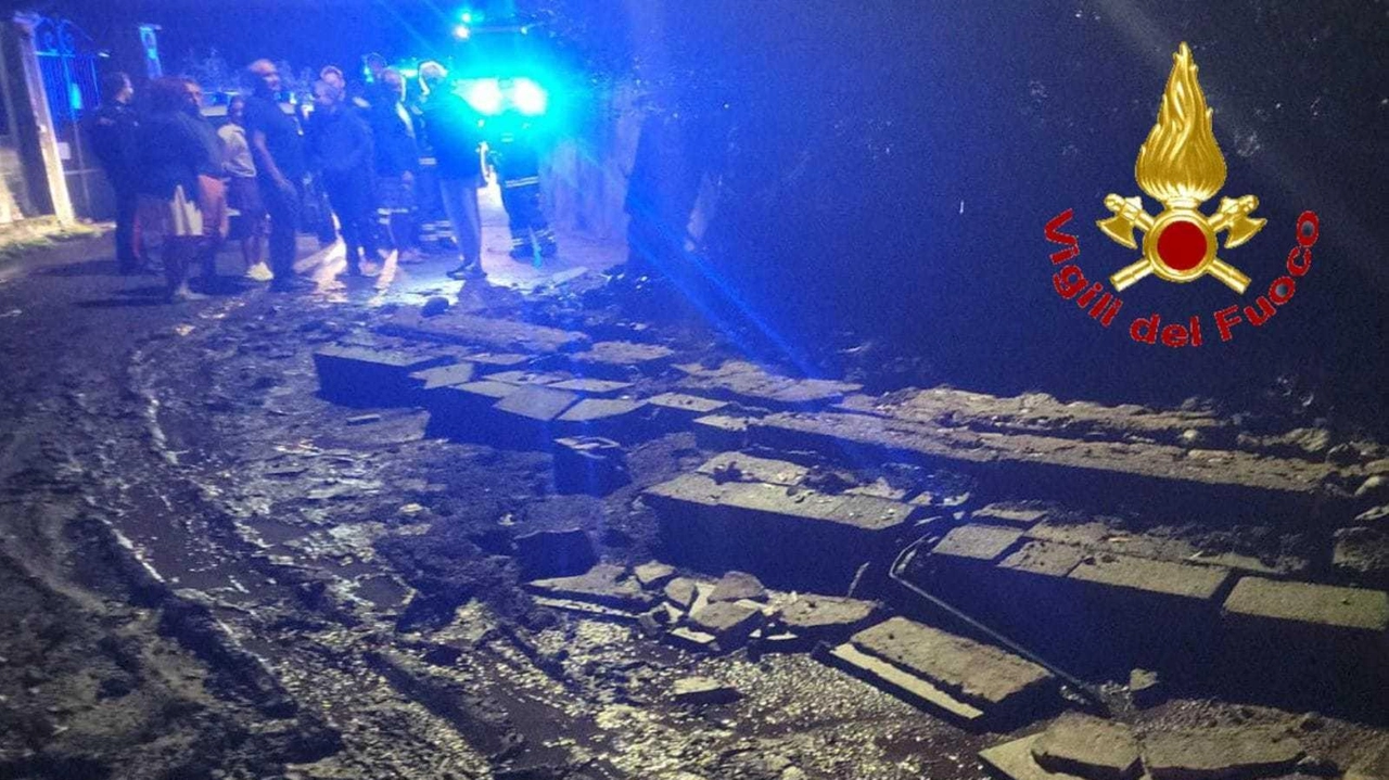 A Mercallo nella tarda serata di martedì. è crollato il muro di cinta di un’abitazione e le macerie sono finite sulla strada A Mercallo nella tarda serata di martedì. è crollato il muro di cinta di un’abitazione e le macerie sono finite sulla strada