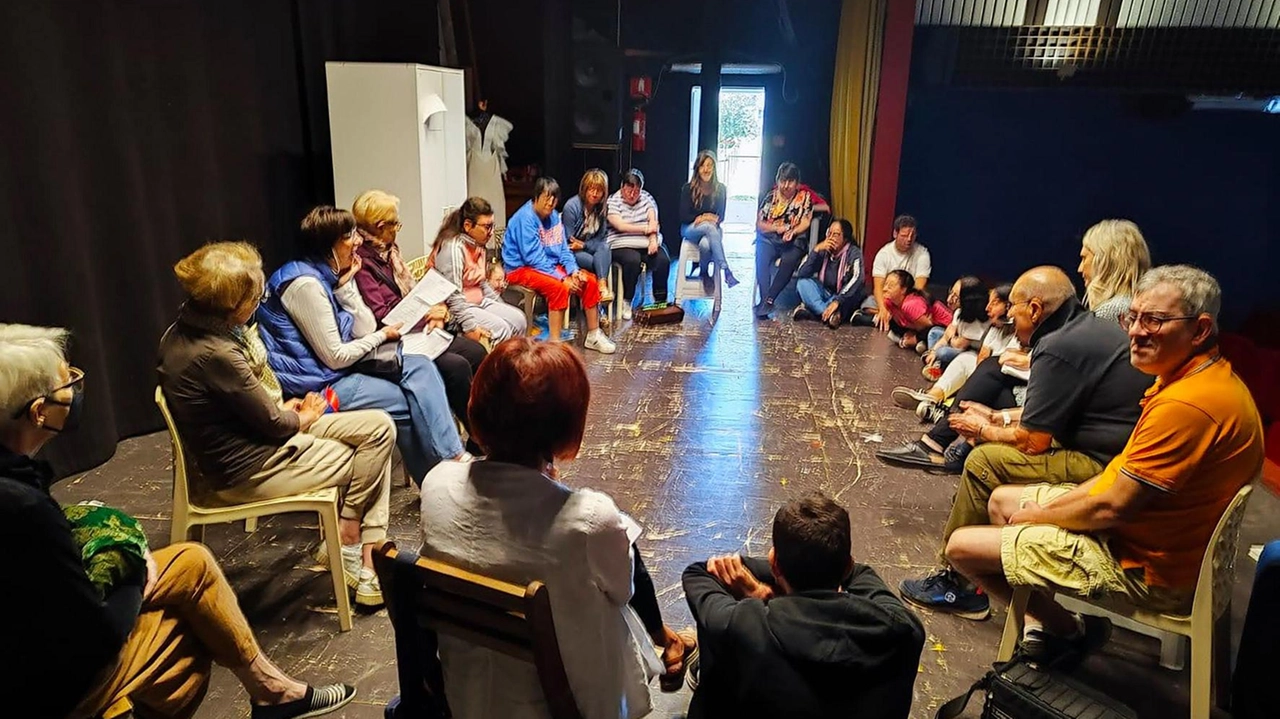 Un numeroso gruppo di persone coordinato dalla cooperativa ha lavorato a tutti gli aspetti dello spettacolo, dalla scrittura del testo alla recitazione Un numeroso gruppo di persone coordinato dalla cooperativa ha lavorato a tutti gli aspetti dello spettacolo, dalla scrittura del testo alla recitazione
