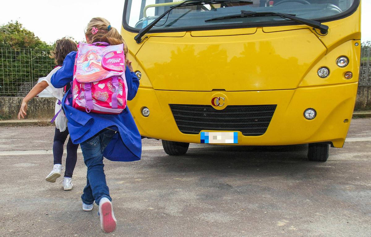 scuolabus fuori strada nel pavese paura per i 20 ragazzi a bordo
