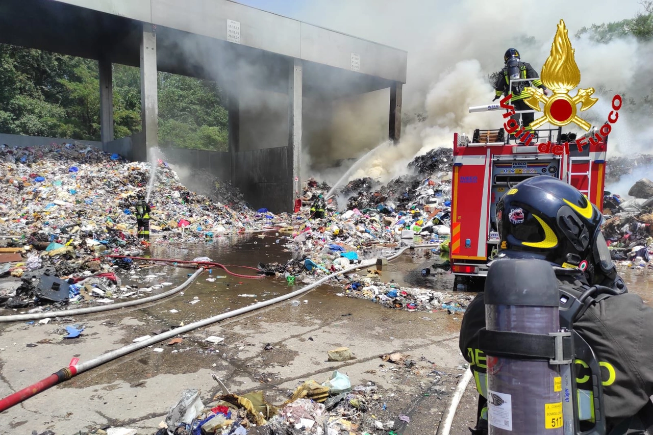 L'intervento dei vigili del fuoco al centro di stoccaggio rifiuti di Borsano