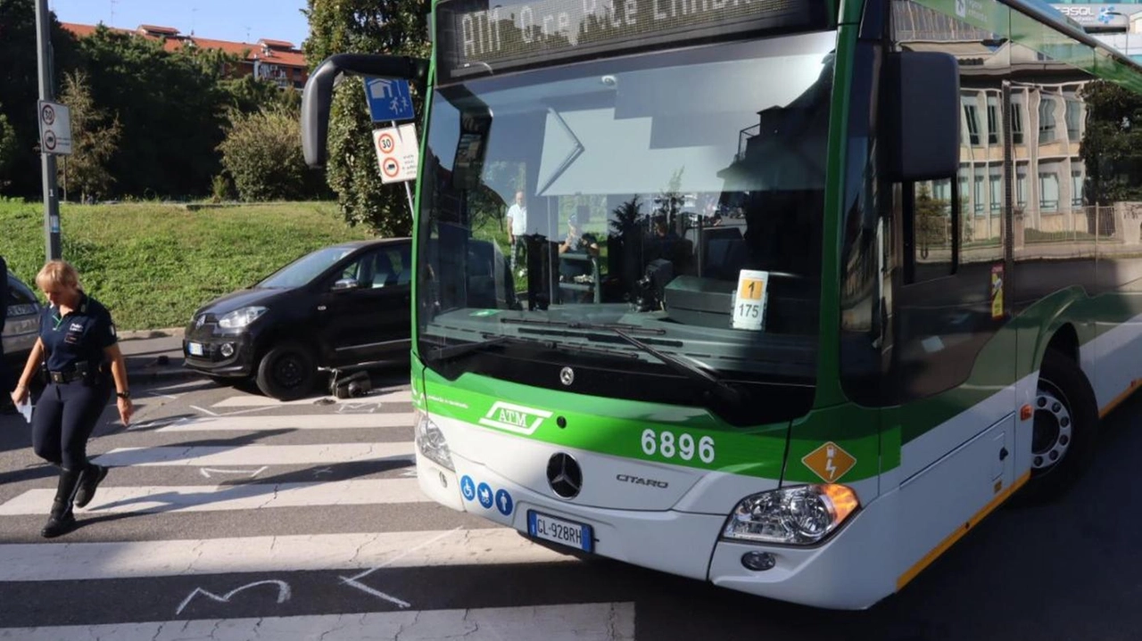 L'assessore regionale propone alloggi a prezzi calmierati per dipendenti del trasporto pubblico locale in Lombardia, per affrontare la penuria di lavoratori nel settore. L'assessore regionale propone alloggi a prezzi calmierati per dipendenti del trasporto pubblico locale in Lombardia, per affrontare la penuria di lavoratori nel settore.