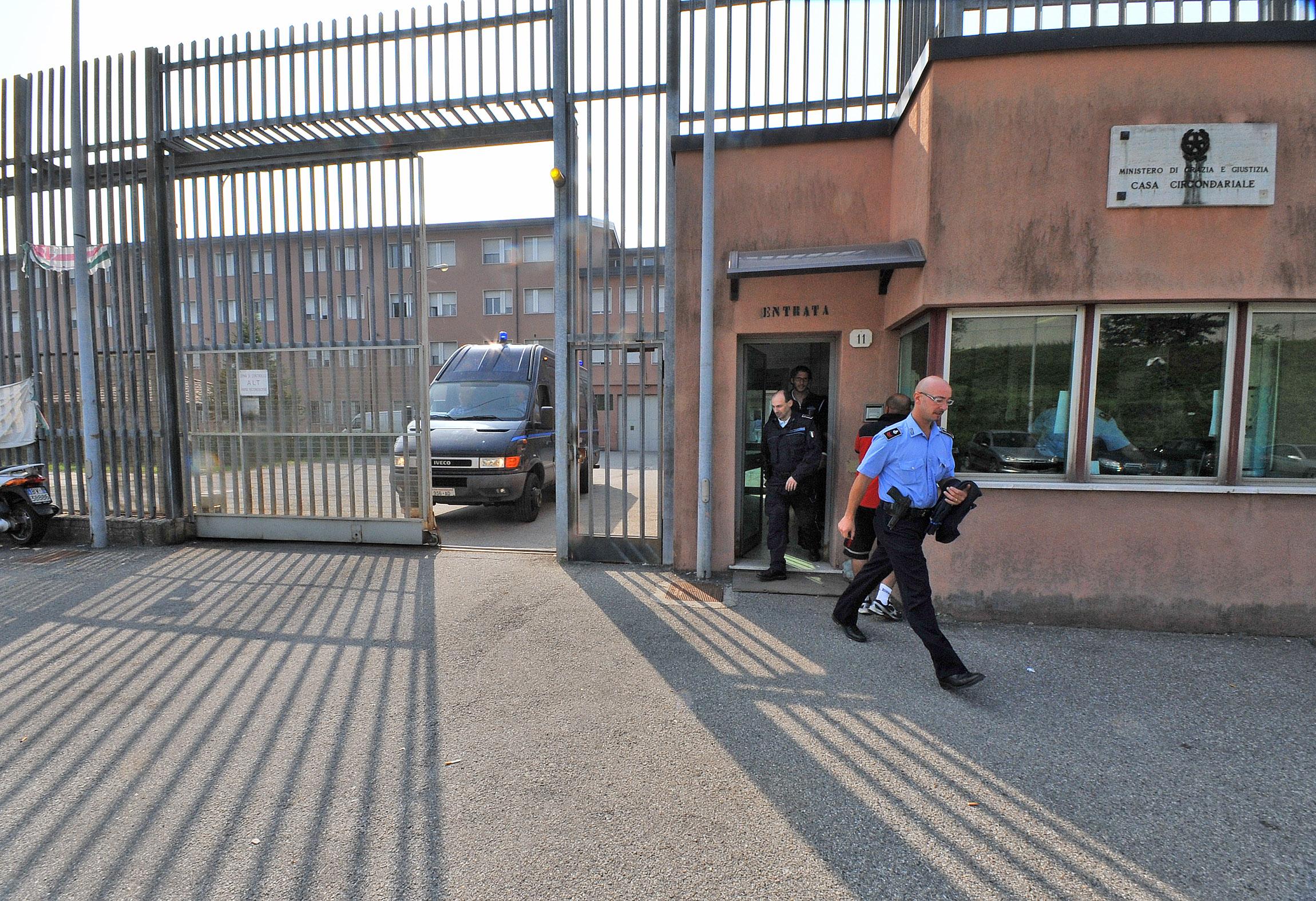 Turate, agguato da Far West: due uomini feriti a colpi di pistola. Arrestato uno dei tre aggressori Turate, agguato da Far West: due uomini feriti a colpi di pistola. Arrestato uno dei tre aggressori