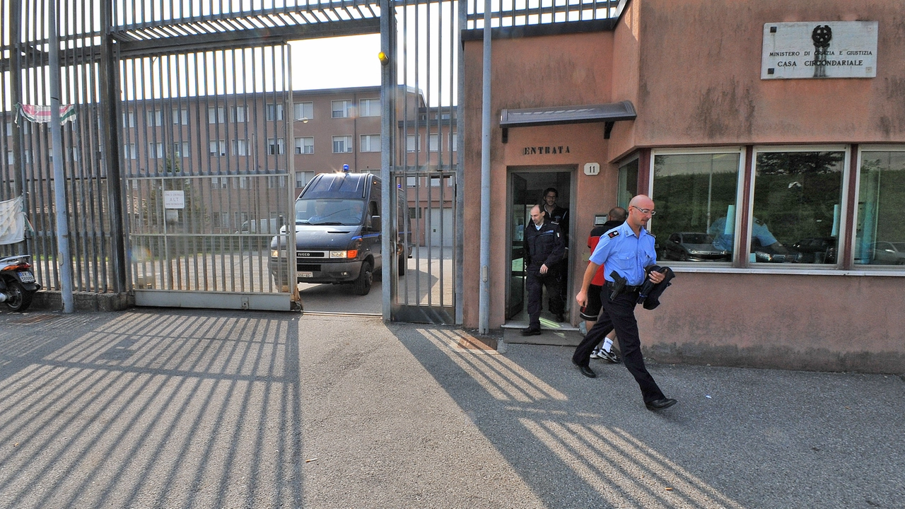 Il romeno è stato portato in carcere al Bassone in esecuzione di un’ordinanza di custodia cautelare Le indagini proseguono per individuare i suoi complici Il romeno è stato portato in carcere al Bassone in esecuzione di un’ordinanza di custodia cautelare Le indagini proseguono per individuare i suoi complici