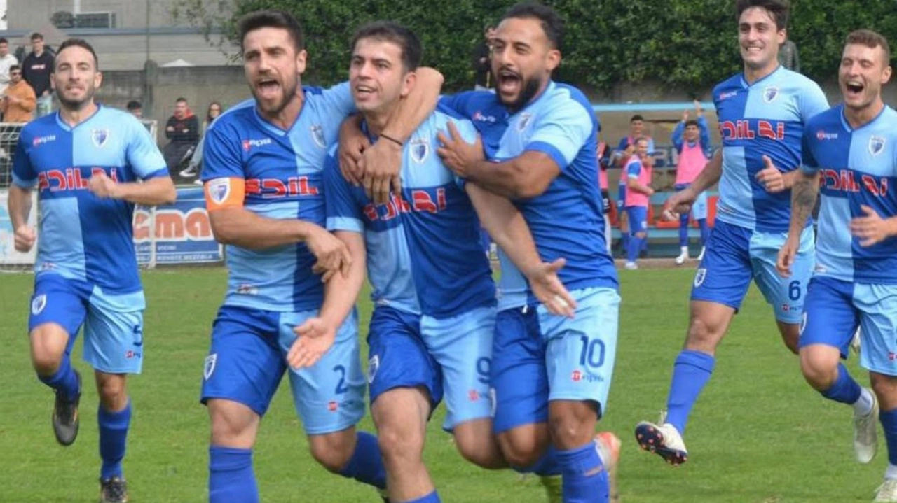 La Morbegno calcistica è in festa: l’Olympic supera la Rosatese e vola in Promozione. Un traguardo importante per una delle... La Morbegno calcistica è in festa: l’Olympic supera la Rosatese e vola in Promozione. Un traguardo importante per una delle...