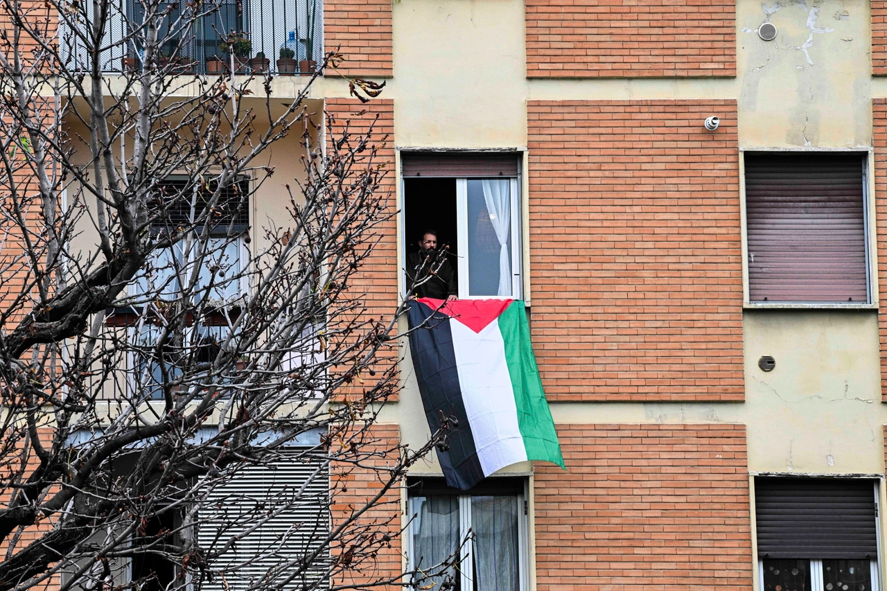 La bandiera palestinese esposta su un palazzo attiguo al monumento ai Martiri di Gorla, Milano (Ansa/Andrea Fasani)