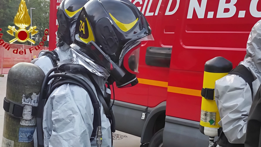 I vigili del fuoco sono intervenuti nell’azienda di Uboldo per bonificare l’area interessata dallo scoppio causato dal ritorno di fiamma che ha ferito l’operaio I vigili del fuoco sono intervenuti nell’azienda di Uboldo per bonificare l’area interessata dallo scoppio causato dal ritorno di fiamma che ha ferito l’operaio