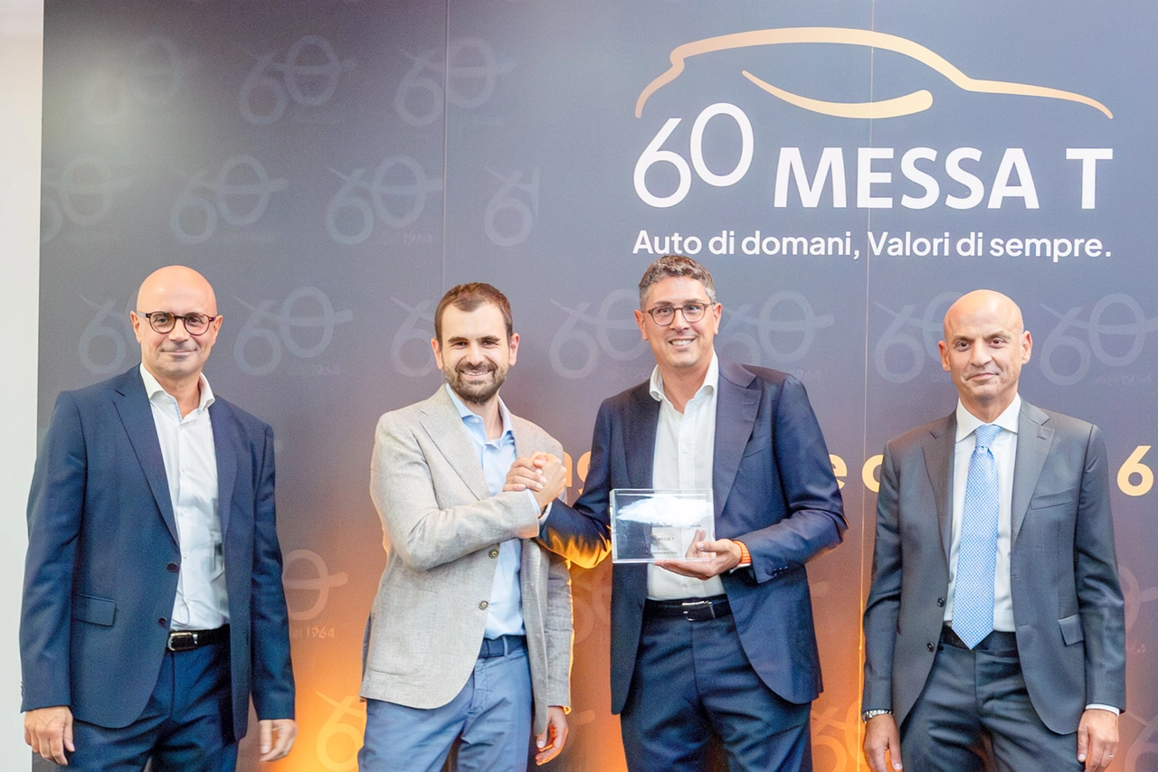Andrea Messa riceve una targa celebrativa da Renault Italia, nella figura del Direttore Vendite Renault Italia Andrea Marcante.
