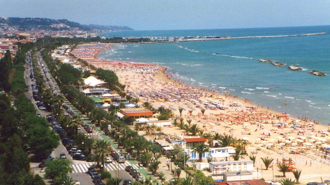 il lungomare e la spiaggia di San Benedetto del Tronto il lungomare e la spiaggia di San Benedetto del Tronto