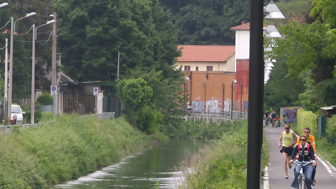 Da Monza all’Adda, pedalata sulle sponde del canale fra natura e monumenti. Sulla ciclabile di viale Battisti si affacciano edifici liberty e Cappella Espiatoria. . Da Monza all’Adda, pedalata sulle sponde del canale fra natura e monumenti. Sulla ciclabile di viale Battisti si affacciano edifici liberty e Cappella Espiatoria. .