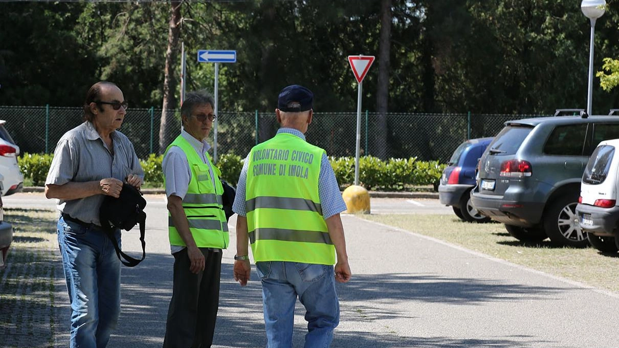 Il progetto dei volontari civici a Vigevano fatica a decollare, con solo cinque attivi su nove richieste. L'amministrazione valuta nuove strategie per coinvolgere i cittadini e potenziare il volontariato. Il progetto dei volontari civici a Vigevano fatica a decollare, con solo cinque attivi su nove richieste. L'amministrazione valuta nuove strategie per coinvolgere i cittadini e potenziare il volontariato.