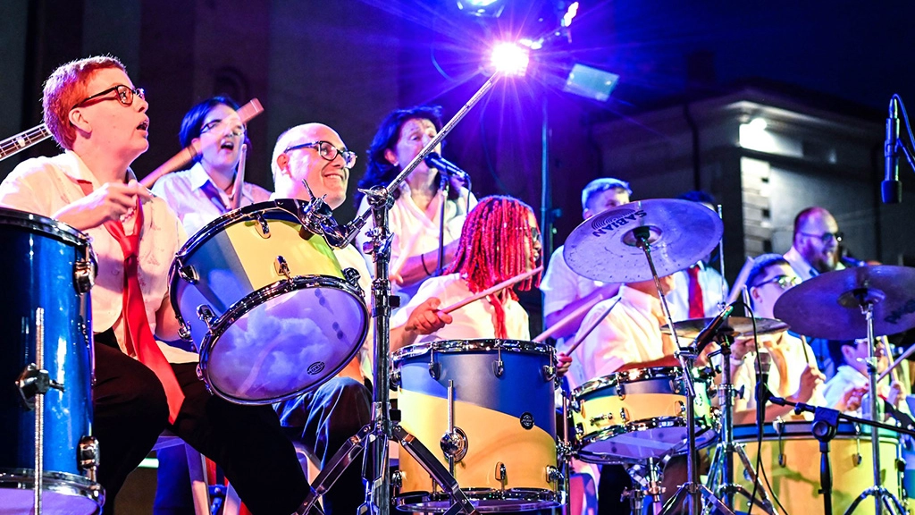 Il gruppo musicale “Si può fare band“ si esibirà questa sera alle 21 al centro Meraki A giugno suonerà all’Onu a New York Il gruppo musicale “Si può fare band“ si esibirà questa sera alle 21 al centro Meraki A giugno suonerà all’Onu a New York
