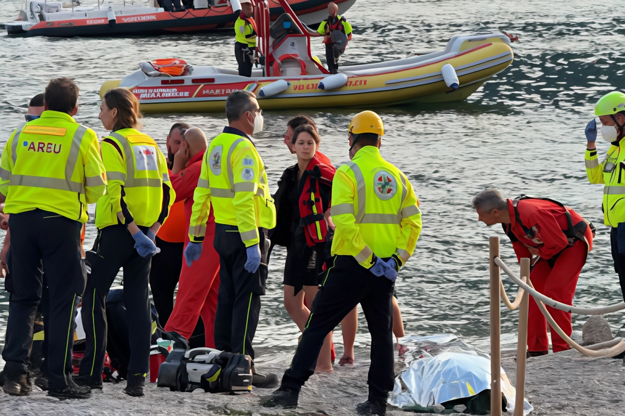 L’intervento dei soccorritori sulle acque del lago di Como ad Abbadia Lariana