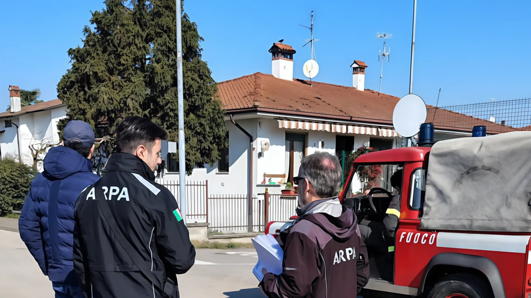 Gli uomini dell’Arpa sul posto per cercare di capire da dove proveniva il cattivo odore e accertare la qualità dell’aria Gli uomini dell’Arpa sul posto per cercare di capire da dove proveniva il cattivo odore e accertare la qualità dell’aria