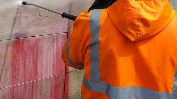 Ad aprile, le pareti di Villa Manusardi, sede del Municipio di Montorfano, erano state imbrattate con vernice spray colorata... Ad aprile, le pareti di Villa Manusardi, sede del Municipio di Montorfano, erano state imbrattate con vernice spray colorata...