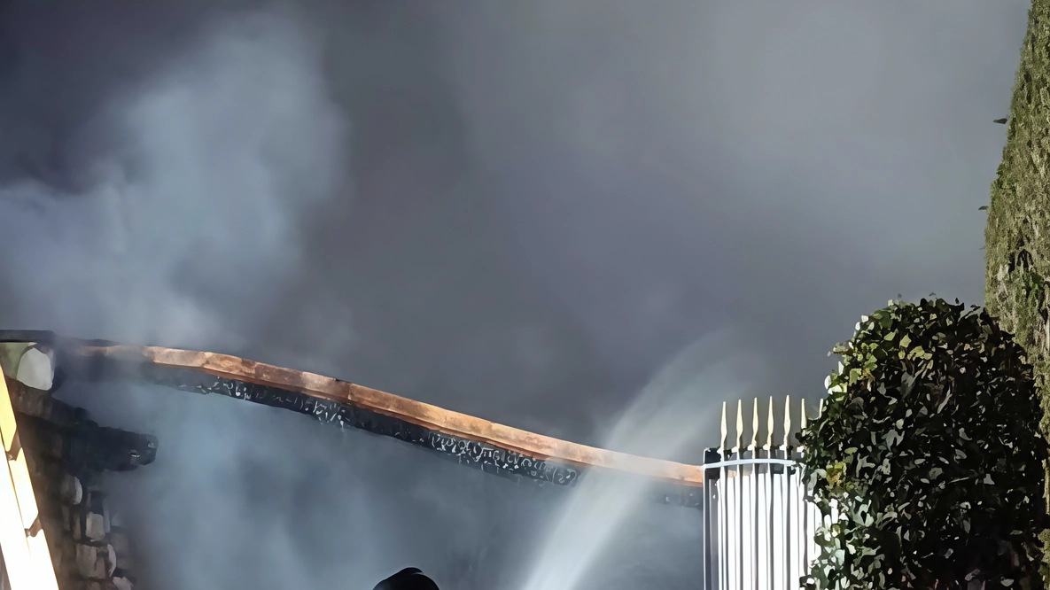 SALVIROLA (Cremona) Due auto e due moto a fuoco e parte della casa bruciata, oltre a qualche ustione sulle mani del... SALVIROLA (Cremona) Due auto e due moto a fuoco e parte della casa bruciata, oltre a qualche ustione sulle mani del...