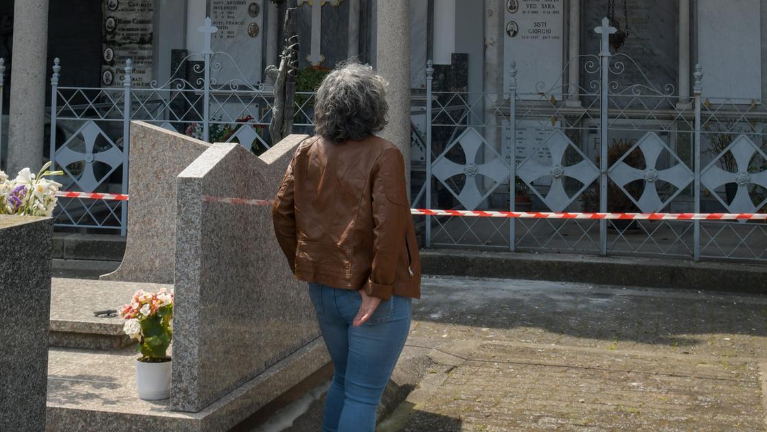 razzie nei cimiteri le gang dei metalli saccheggiano lapidi a melegnano trovati vasi rotti tombe aperte e lastre divelte da Ilgiorno.it razzie nei cimiteri le gang dei metalli saccheggiano lapidi a melegnano trovati vasi rotti tombe aperte e lastre divelte