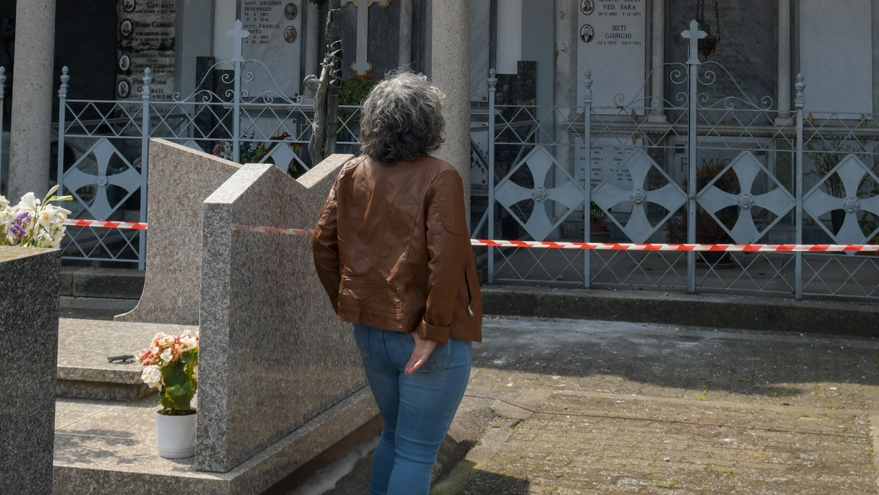 Rubate lastre di rame dalle coperture delle cappelle cimiteriali: una è rimasta penzolante