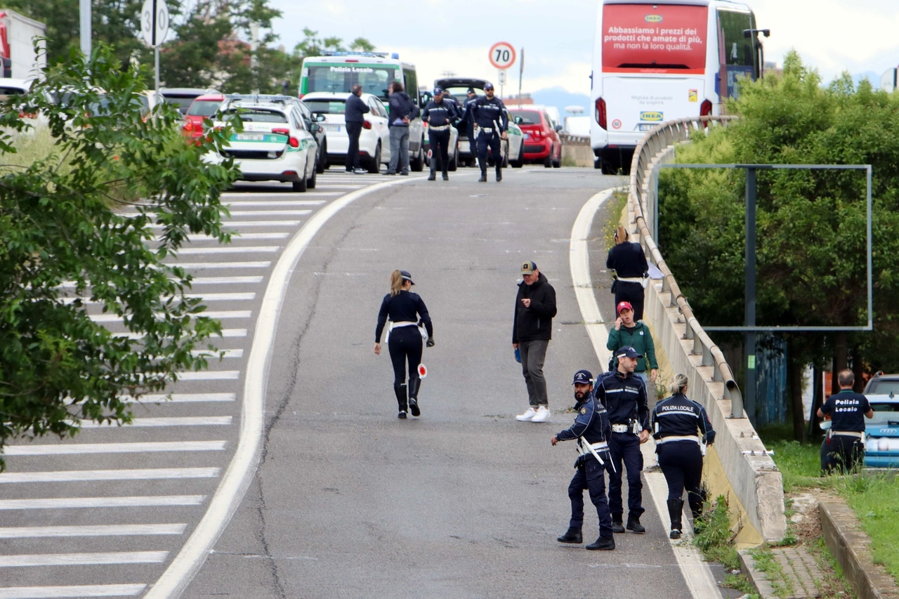 I rilievi sulla rampa del cavalcavia del Ghisallo dove è morto il 38enne