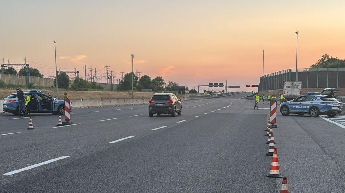 Controlli a tappeto sull’autostrada A4: la polizia stradale in azione per il traffico estivo
