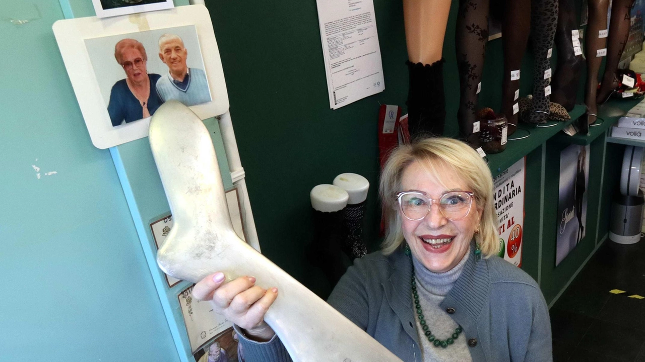 Carla Calini con un’antica forma che serviva a creare le calze di nylon Alle spalle la foto dei suoi genitori Carla Calini con un’antica forma che serviva a creare le calze di nylon Alle spalle la foto dei suoi genitori