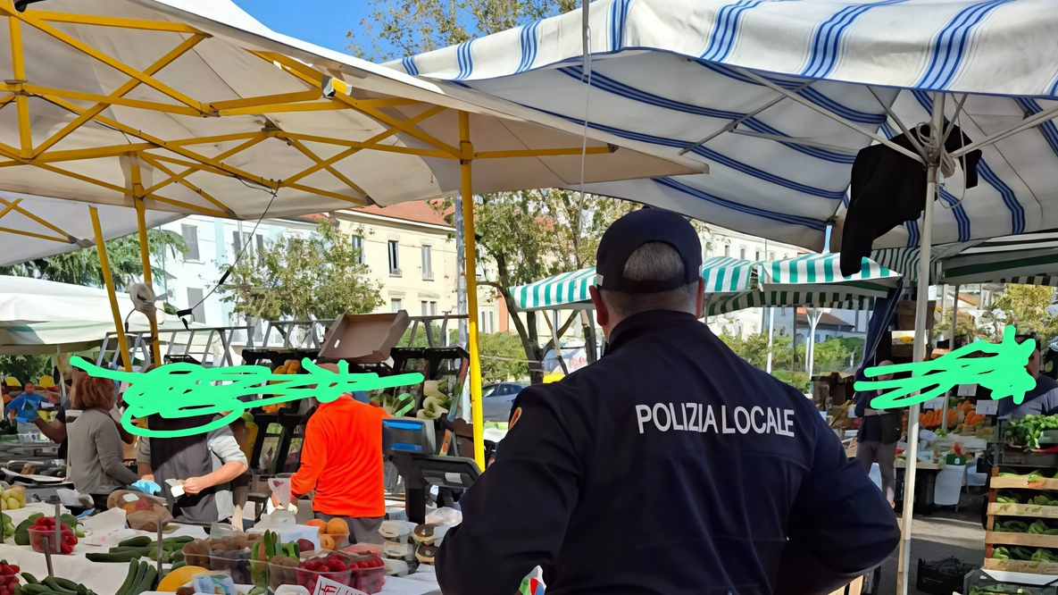 La polizia locale fra le bancarelle La polizia locale fra le bancarelle