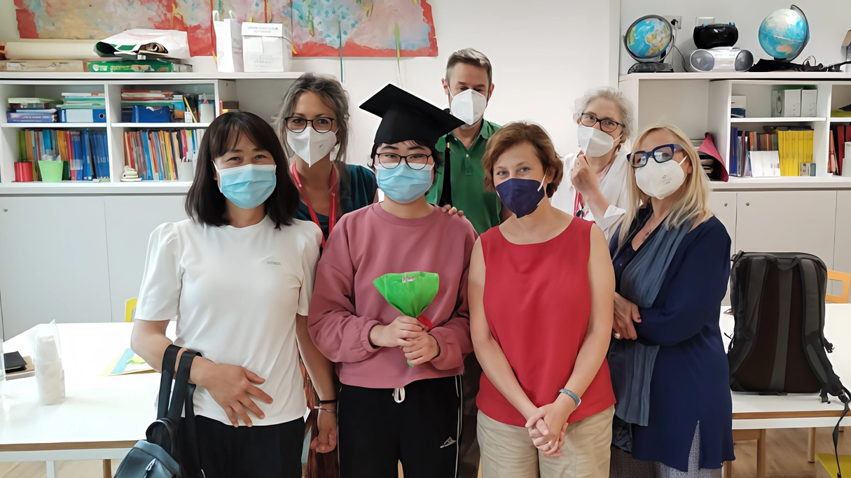 Junling nel giorno del diploma con la mamma, l’educatrice Marta Stoppa, Lorena Almansi referente della Scuola in Ospedale del Centro Verga e i docenti esterni Junling nel giorno del diploma con la mamma, l’educatrice Marta Stoppa, Lorena Almansi referente della Scuola in Ospedale del Centro Verga e i docenti esterni