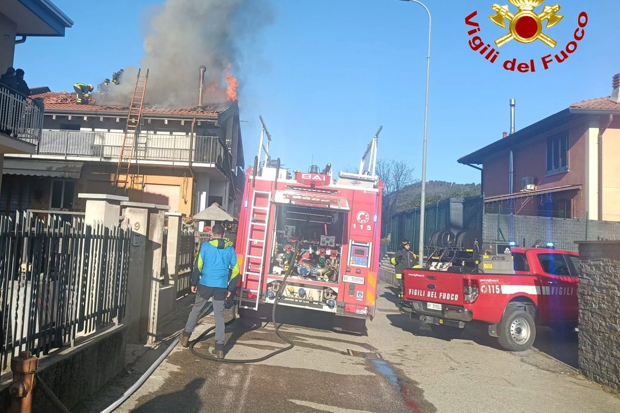 L'intervento dei vigili del fuoco oggi in via Campi a Sesto Calende