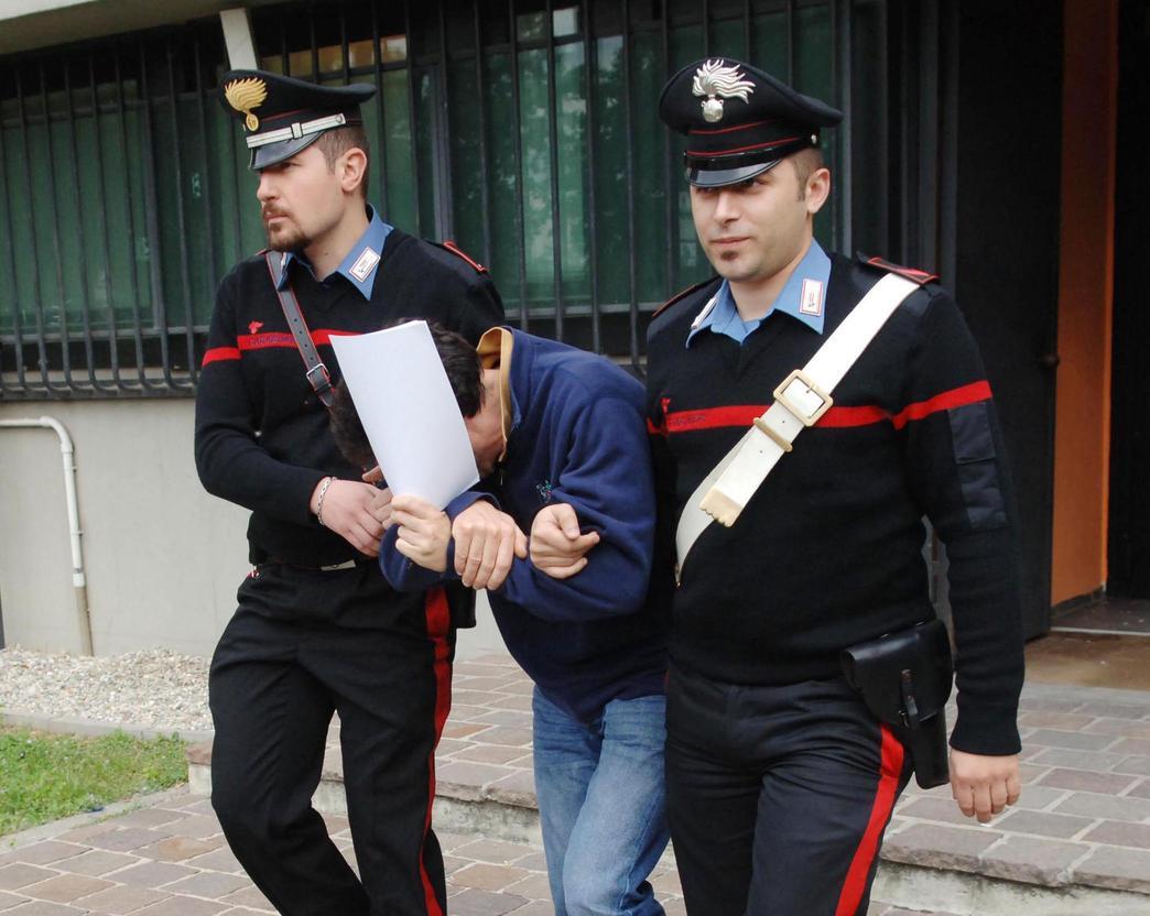 Sedicenne arrestato per rapina. Solo pochi giorni fa un altro colpo Sedicenne arrestato per rapina. Solo pochi giorni fa un altro colpo