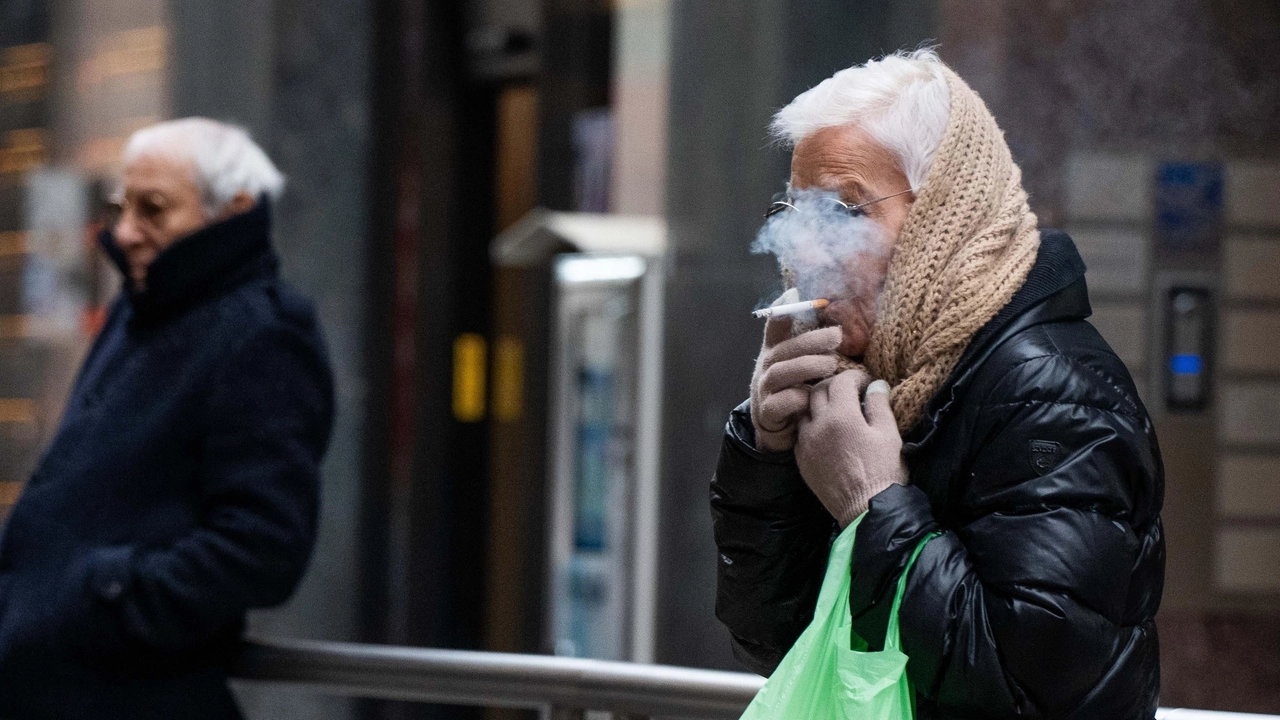 Il divieto di fumare all'aperto a Milano scatterà dal primo gennaio 2025 (Ansa/Andrea Fasani) Il divieto di fumare all'aperto a Milano scatterà dal primo gennaio 2025 (Ansa/Andrea Fasani)