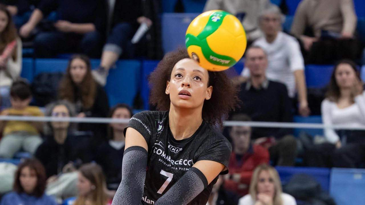 Valentina Diouf ritorna a Busto Arsizio, pronta a concludere la carriera nella pallavolo italiana con le farfalle.