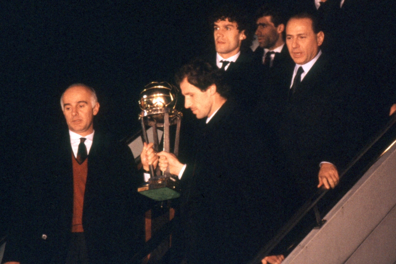 Silvio Berlusconi assieme ad Arrigo Sacchi e a Franco Baresi appena atterrato a Linate con la Coppa Intercontinentale: è il 1989