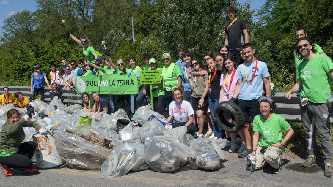 Melegnano: lotta ai rifiuti. Bretella Cerca Binasca volontari in azione: "Discarica a cielo aperto" Melegnano: lotta ai rifiuti. Bretella Cerca Binasca volontari in azione: "Discarica a cielo aperto"