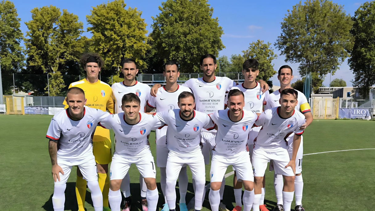 Giocatori e giocatrici della prima squadra insieme nello studio di registrazione. Con loro Fabio Perversi, “leader“ del gruppo musicale bravo anche con il pallone. "Ho studiato e fatto ricerche per trovare un gancio melodico cantabile da tutti". Giocatori e giocatrici della prima squadra insieme nello studio di registrazione. Con loro Fabio Perversi, “leader“ del gruppo musicale bravo anche con il pallone. "Ho studiato e fatto ricerche per trovare un gancio melodico cantabile da tutti".