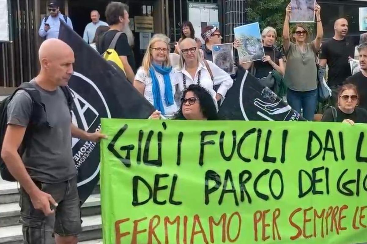 Conigli abbattuti a colpi di fucile a San Giuliano Milanese, gli animalisti in piazza: “Mattanza vergognosa e inutile”