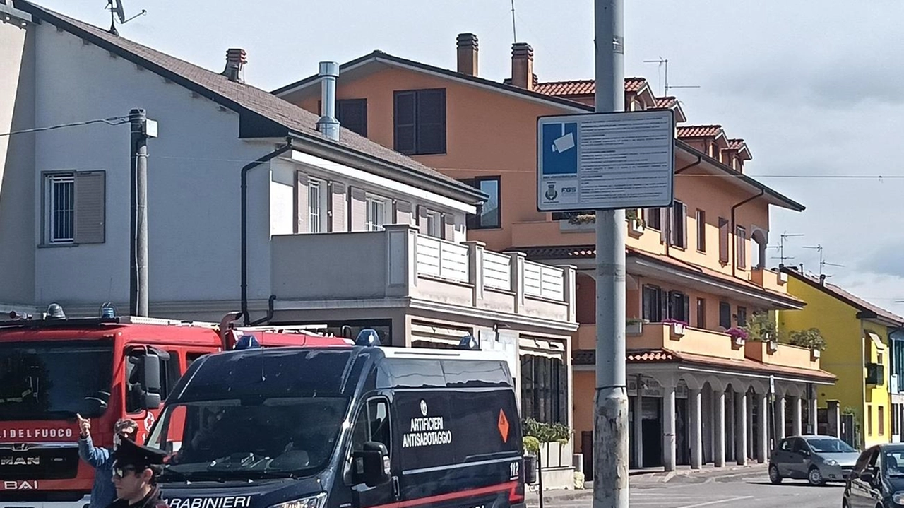 L’intervento delle forze dell’ordine in via Dante La situazione di emergenza iniziata dopo le 11 si è conclusa verso le 14