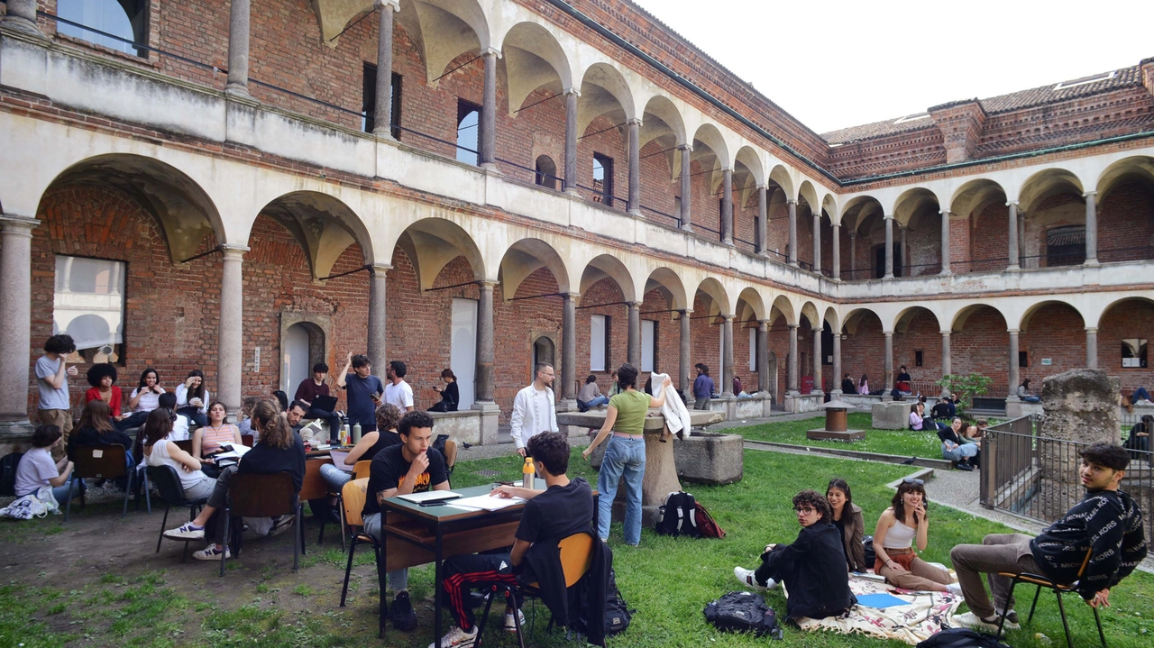 Studenti nella sede centrale dell'Università statale di Milano in via Festa del Perdono: l'ateneo è il quinto migliore d'Italia Studenti nella sede centrale dell'Università statale di Milano in via Festa del Perdono: l'ateneo è il quinto migliore d'Italia