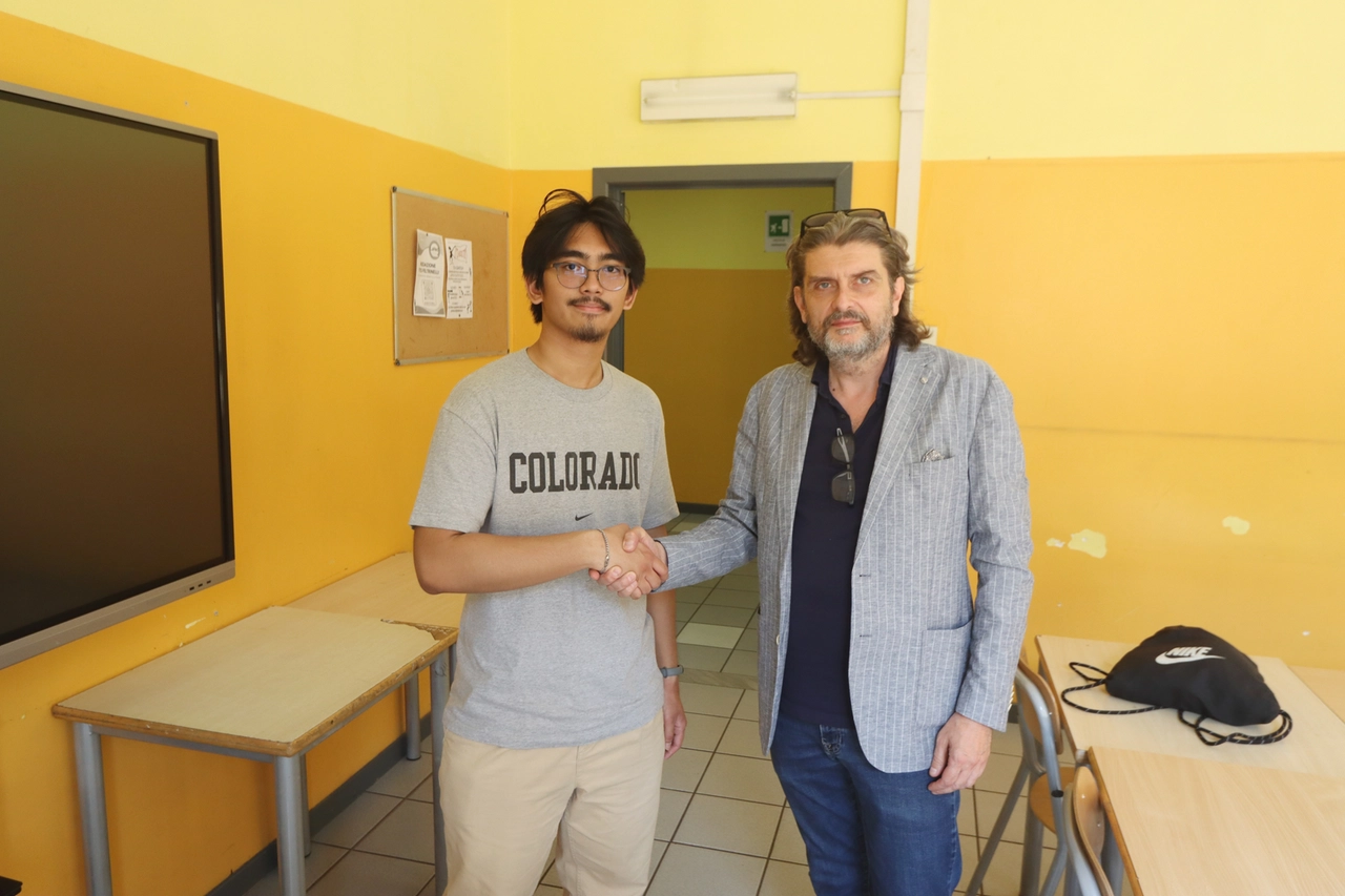Dave al termine della prova orale della maturità con il presidente di commissione Michele Petrocelli