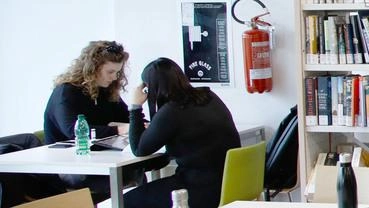 L’ex emeroteca, dove si leggevano giornali e riviste, diverrà un’area relax con nuove poltrone e soprattutto un giradischi per... L’ex emeroteca, dove si leggevano giornali e riviste, diverrà un’area relax con nuove poltrone e soprattutto un giradischi per...